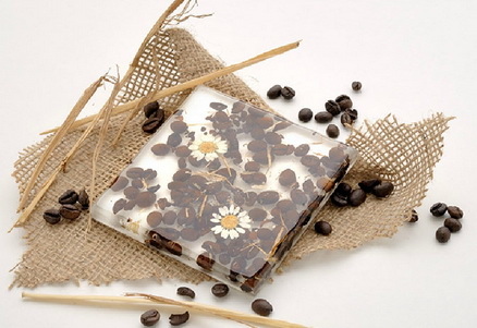 Плитка с забальзамированными зернами кофе и цветами