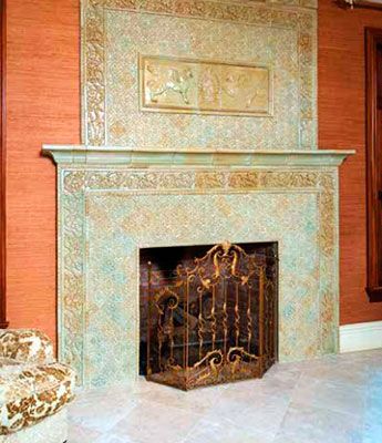 Камин - главное украшение Family Room, идеально сочетающийся с уложенной по диагонали напольной плиткой. 