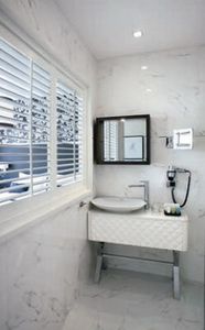 Ванная комната одного из номеров, выдержанная в белой гамме.