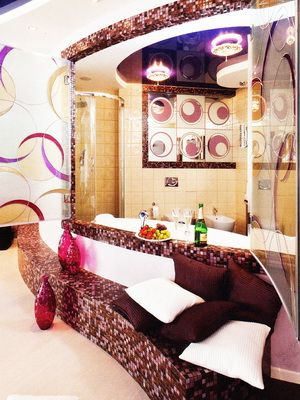 Зоны гостиной и ванной выполнены в близких друг другу цветах и легко объединяются по стилевому решению .