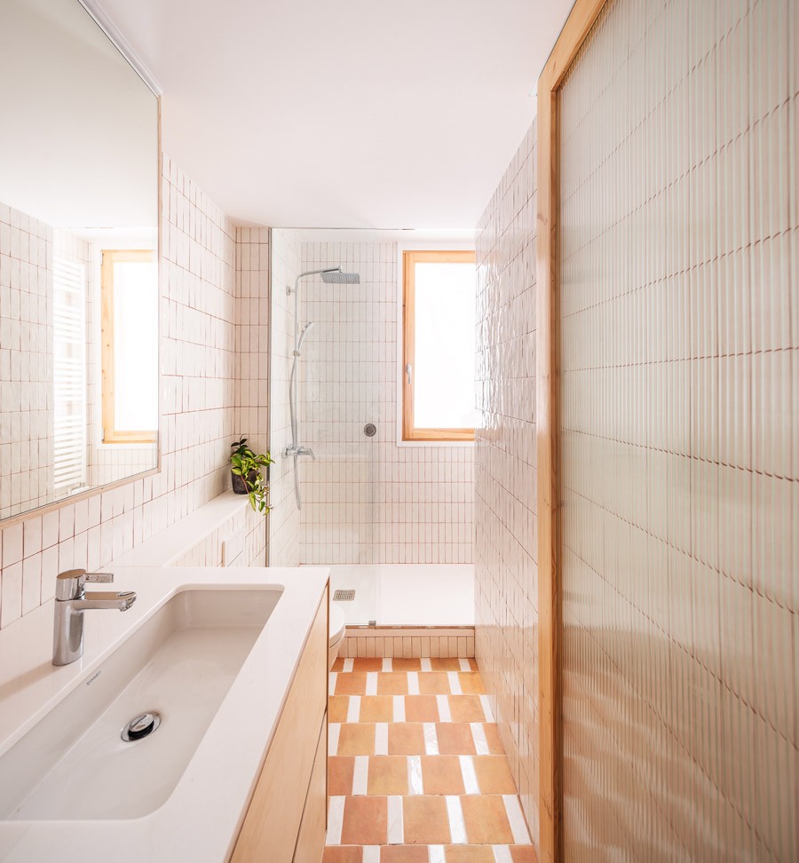 Для облицовки стен в ванной комнате выбрали белые модели плитки Bejmat