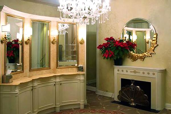 Туалет Waldorf Astoria в лобби знаменитого отеля на Парк-авеню в Нью-Йорке