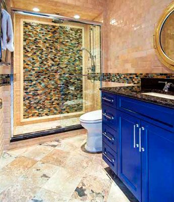 Удачное сочетание цветов облицовки и использование плитки различного формата, придает помещению ванной уникальный характер.