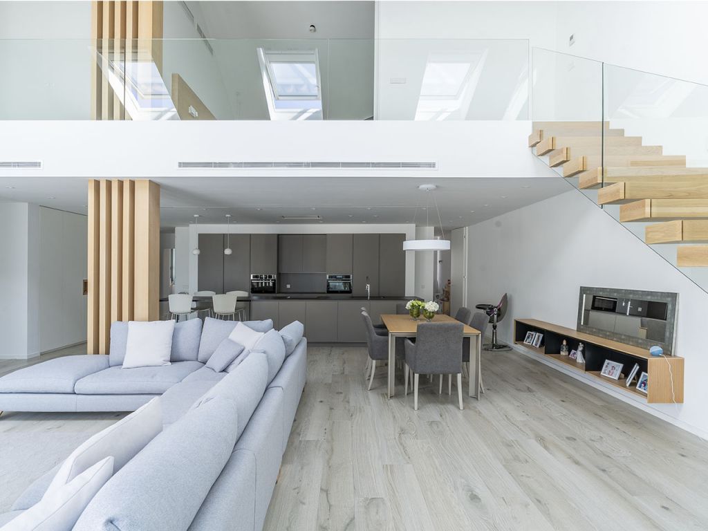 Дизайн интерьера двухэтажного дома с напольным керамическим деревом