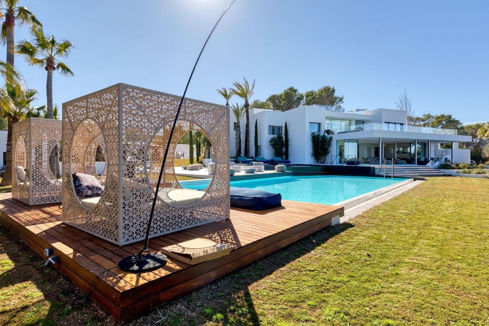 Впечатляющий дизайн виллы WhiteRock Villa Monterey площадью тридцать тысяч квадратных метров разработали в студии Patrick Helou Architects для греческой компании White Rock Concepts.