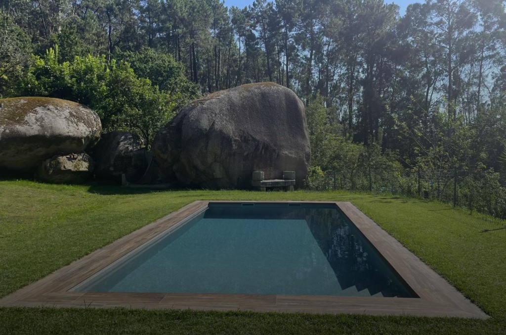 кромка бассейна, облицованная керамогранитом Taiga кромка бассейна, облицованная керамогранитом Taiga