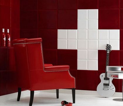 Облицовка Rock n’Roll представляет собой поперечную укладку маленьких белых плиток с лакированной кожей, контрастирующей с большими квадратами красной кожи с прожилками.