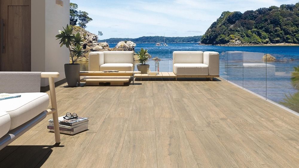 На фото керамогранит серии Bowden коллекции Extra Ordinary Ceramic Wood на полу террасы На фото керамогранит серии Bowden коллекции Extra Ordinary Ceramic Wood на полу террасы