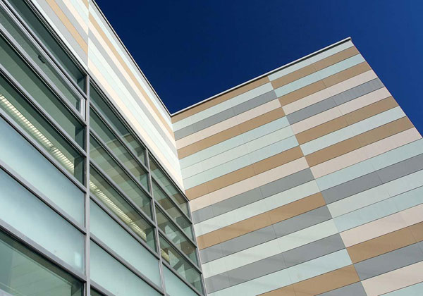 Вентилируемые фасады помогают сокращать потребление электроэнергии, поддерживать постоянную температуру внутри зданий. Начальная школа в Альберите (Ла-Риоха, Испания). Favet&oacute;n